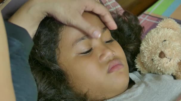 Primer plano de enfermo multicultural chica asiática en la cama - madre trae termómetro — Vídeos de Stock