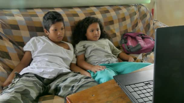 Mångkulturella asiatiska bror och syster heja medan du tittar på en live streamad fotbollsspel (variation 1) — Stockvideo