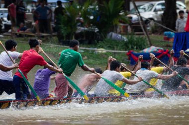 Siem Reap, Kamboçya - Kasım 2016: Orta eylem çekim ekibi sert Kamboçya'da yıllık tekne yarışları için bir uygulama sırasında kürek çekmeye tekne yarışçılar