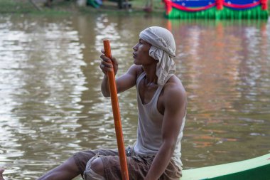 Siem Reap, Kamboçya - Kasım 2016: Orta Asya Kamboçyalı tekne racer oynamaya Güneydoğu Asya onun tekne hazır uygulamaları sırasında görünümünü