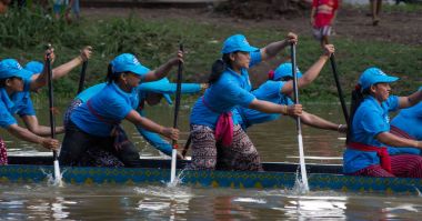Siem Reap, Kamboçya - Kasım 2016: Kadınlar tekne yarışçılar eylem mavi formaları ile takım gibi onlar yarış bitiş çizgisine doğru sırasında geleneksel tekne yarışları Kamboçya, Güneydoğu Asya
