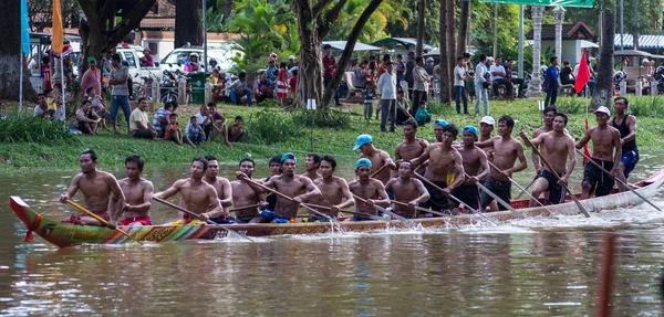 Siem Reap, Kamboçya - Kasım 2016: Uzun dar Kamboçya ile tam takım hazır ve Güneydoğu Asya'da pratik denemeler sırasında harekete hazır tekne yarışı geniş görünümünü