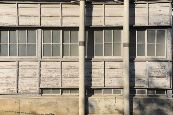 Windows の行を持つ建物 — ストック写真