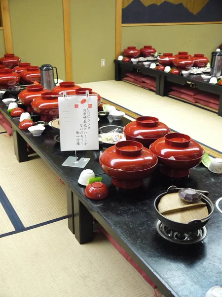 Rode potten met heerlijk eten — Stockfoto