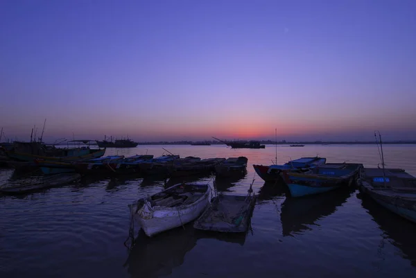 Sonnenuntergang im Flusshafen mit Booten — Stockfoto