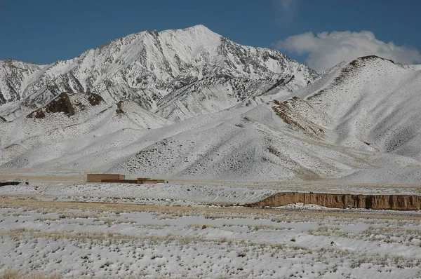 雪山下的风景 — 图库照片