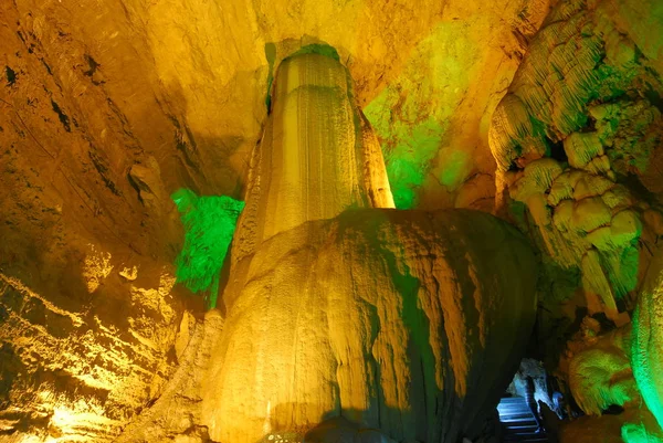 Naturę stalagmity w jaskini — Zdjęcie stockowe