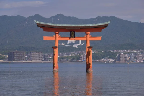 Šintoistická svatyně na pobřeží ostrova z — Stock fotografie
