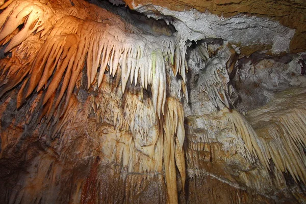 Estalactites da natureza na caverna — Fotografia de Stock