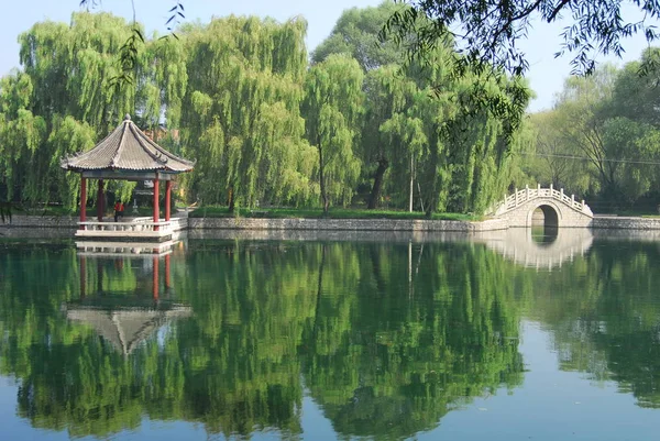 Lake in prachtig Chinees park — Stockfoto