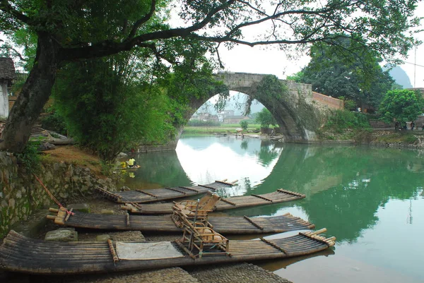 Nature and stone bridge — Stock Photo, Image