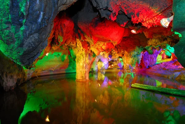 Naturę stalagmity w jaskini — Zdjęcie stockowe
