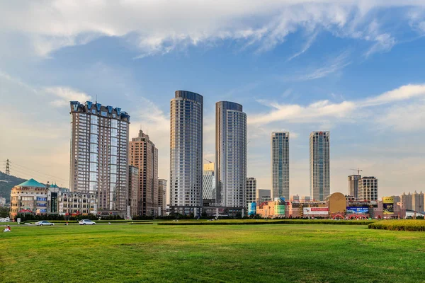 Moderne gebouwen van Dalian stad — Stockfoto