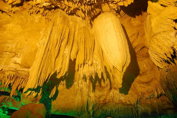 Naturę stalagmity w jaskini — Zdjęcie stockowe