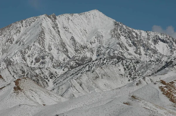 Karlı dağ ile manzara — Stok fotoğraf