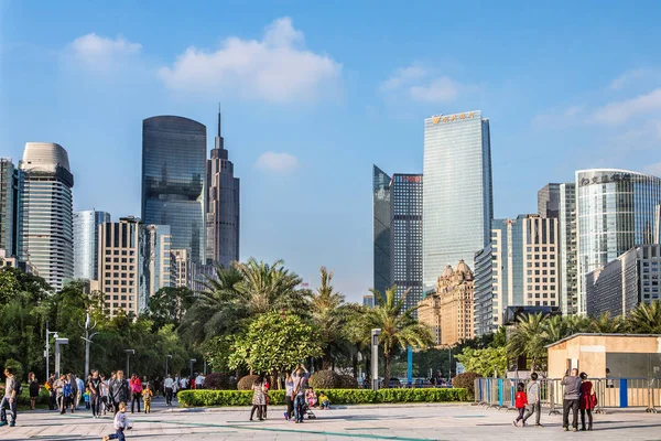 Citizens and urban architecture in Guangzhou — Stock Photo, Image