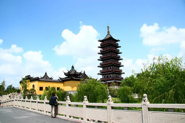 Man door chinese pagode — Stockfoto