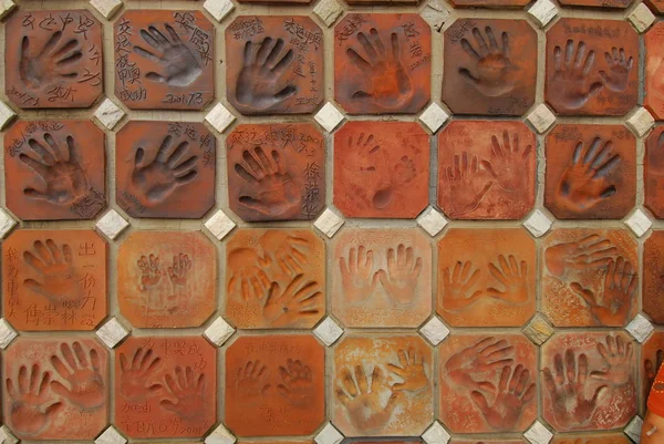 Декоративные отпечатки рук на плитке — стоковое фото
