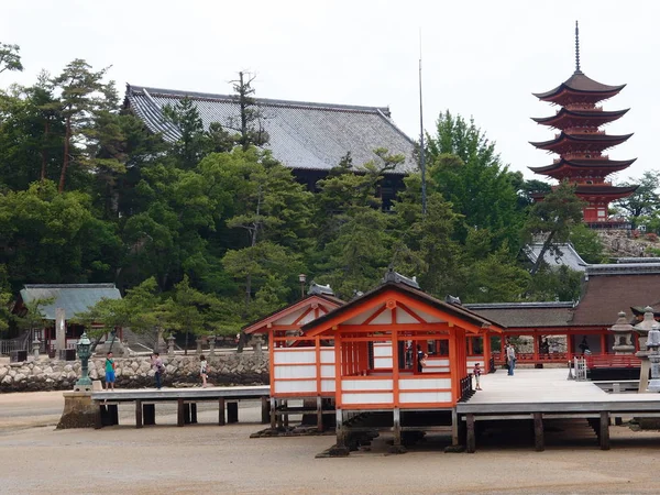 Visitantes en el santuario de Itsukushima — Foto de Stock