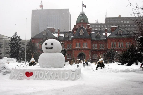 Muñeco de nieve y edificio en hokkaido — Foto de Stock