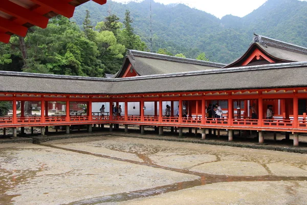 访客在严岛神社 — 图库照片