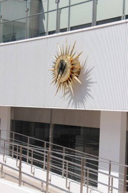 Bina duvarındaki saat