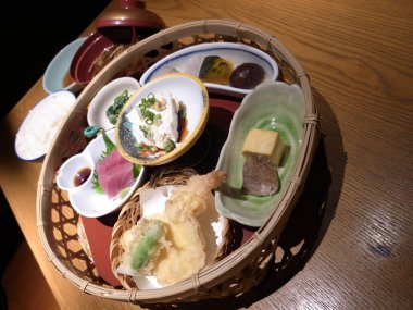 Lezzetli meze tepsisi üzerinde