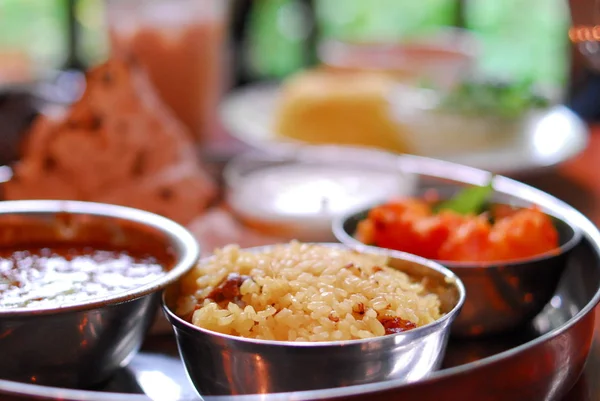 Metal kâse içinde Hint yemekleri — Stok fotoğraf