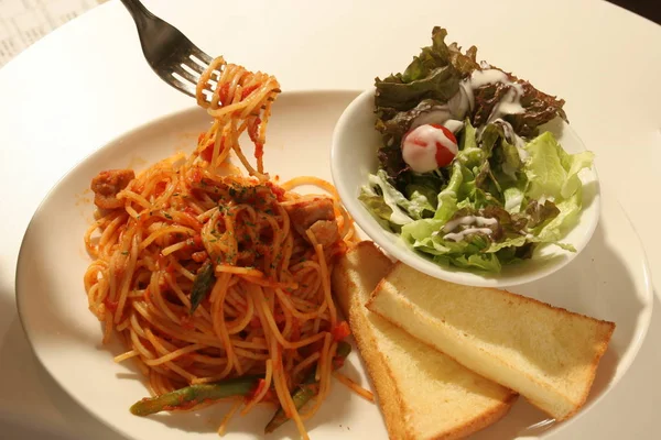 Leckere Pasta und Salat — Stockfoto