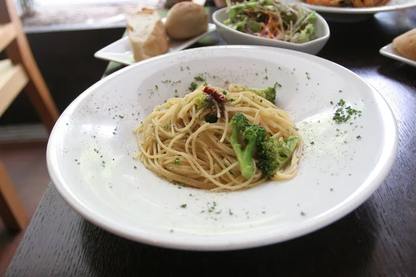 Leckere Spaghetti mit Brokkoli — Stockfoto