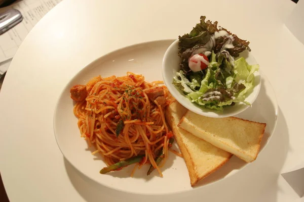 Leckere Pasta und Salat — Stockfoto