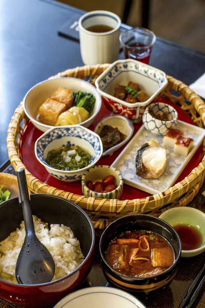Vassoio con cibo giapponese tradizionale — Foto Stock