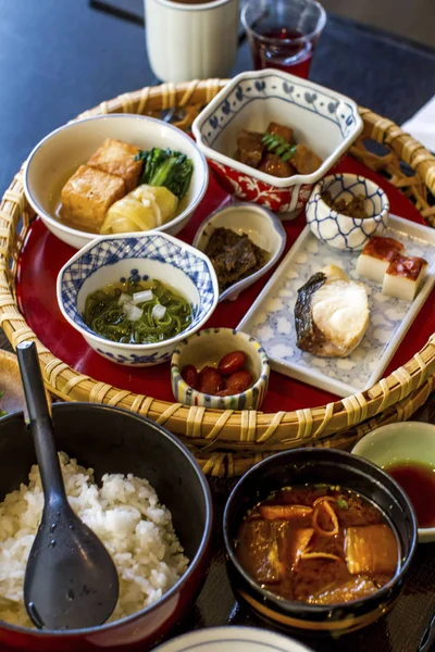 Bandeja con comida tradicional japonesa — Foto de Stock