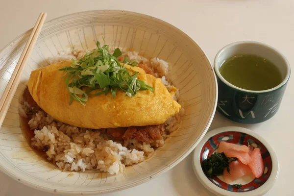 Традиционный японский омлет с рисом — стоковое фото
