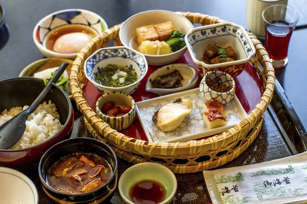 Geleneksel Japon yemekleri ile tepsi — Stok fotoğraf