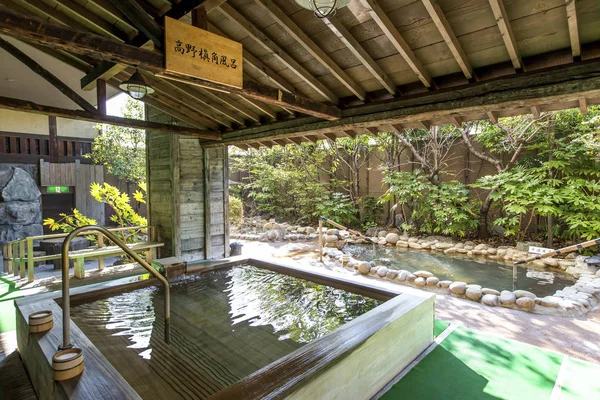 Habitación spa al aire libre con piscina — Foto de Stock