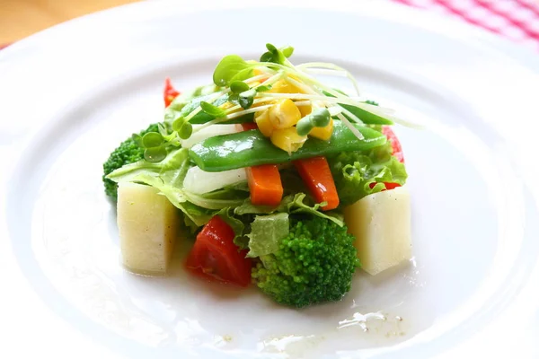 Čerstvý salát chutná — Stock fotografie