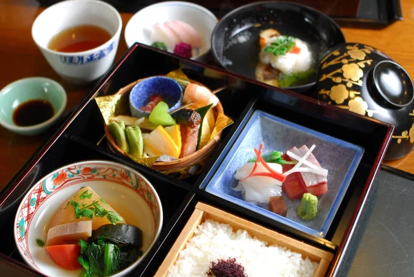 Japoneze tradiționale asortate cina — Fotografie, imagine de stoc
