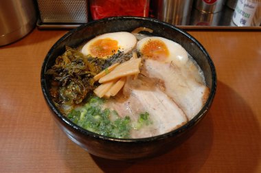 Ramen el çekti şehriye çorbası