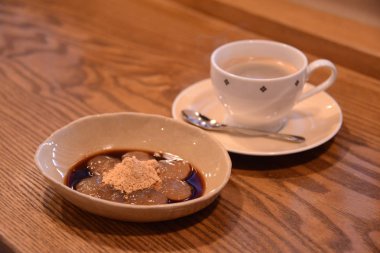 çay ve yemek masada 