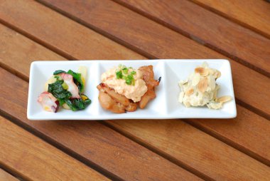 bir plaka üzerinde üç çağdaş yemekler