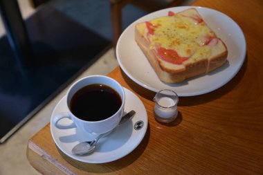 sandviç plaka ve kahve