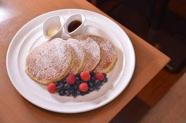 Lezzetli gözleme, çilek ve soslar