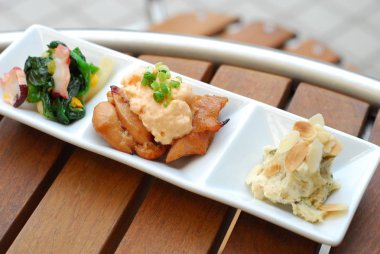 bir plaka üzerinde üç çağdaş yemekler