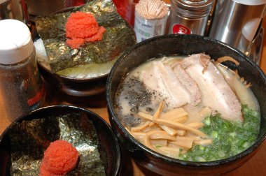 Ramen el çekti şehriye çorbası