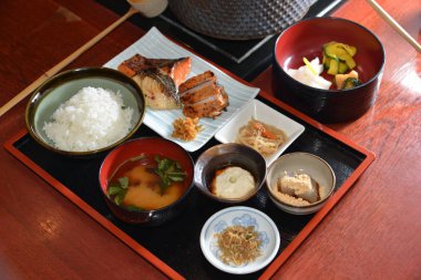 Yemek Chiyoda restoranda ayarla