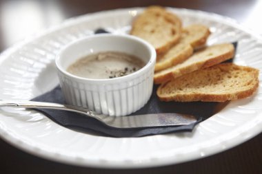 Beyaz plaka üzerinde ekmek ile snack