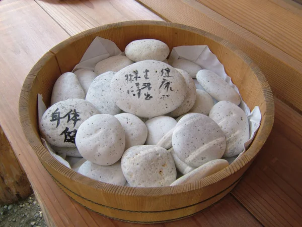 Desejando pedras no santuário — Fotografia de Stock
