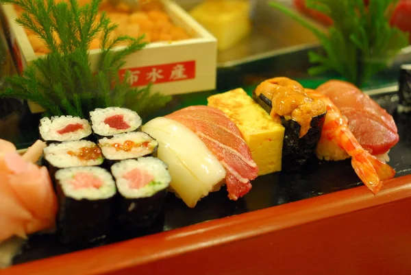 Sushi at japanese Tsukiji fish market — Stock Photo, Image