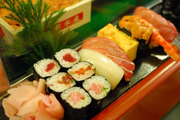Sushi la piața japoneză de pește Tsukiji — Fotografie, imagine de stoc